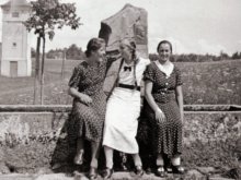 Drei junge Damen vor dem Hindenburgbrunnen Gaugenwald