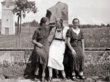 Drei junge Damen vor dem Hindenburgbrunnen