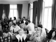 Einwohner und Gste beim Sternenblumencaf im Gaugenwalder Rathaus